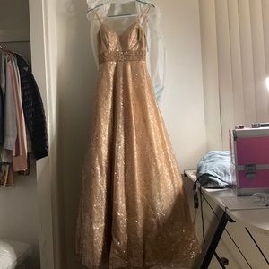 Rose gold dress size 0 adjusted 1 inch from the straps never worn
